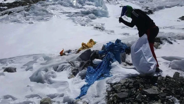Everest Dağı’na tırmananlar artık dışkılarını temizlemek zorunda