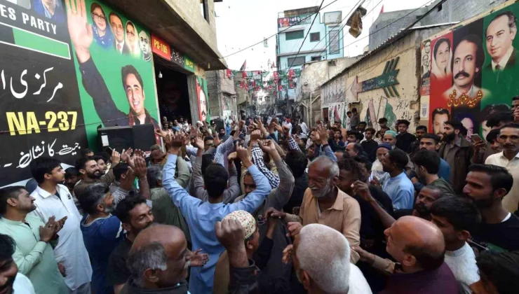 Pakistan’da eski Başbakanların partileri seçimlerde öne çıkıyor