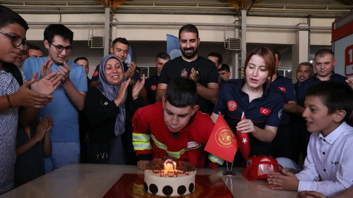 İtfaiyeci olma hayali olan minik Umut’a itfaiyecilerden sürpriz doğum günü