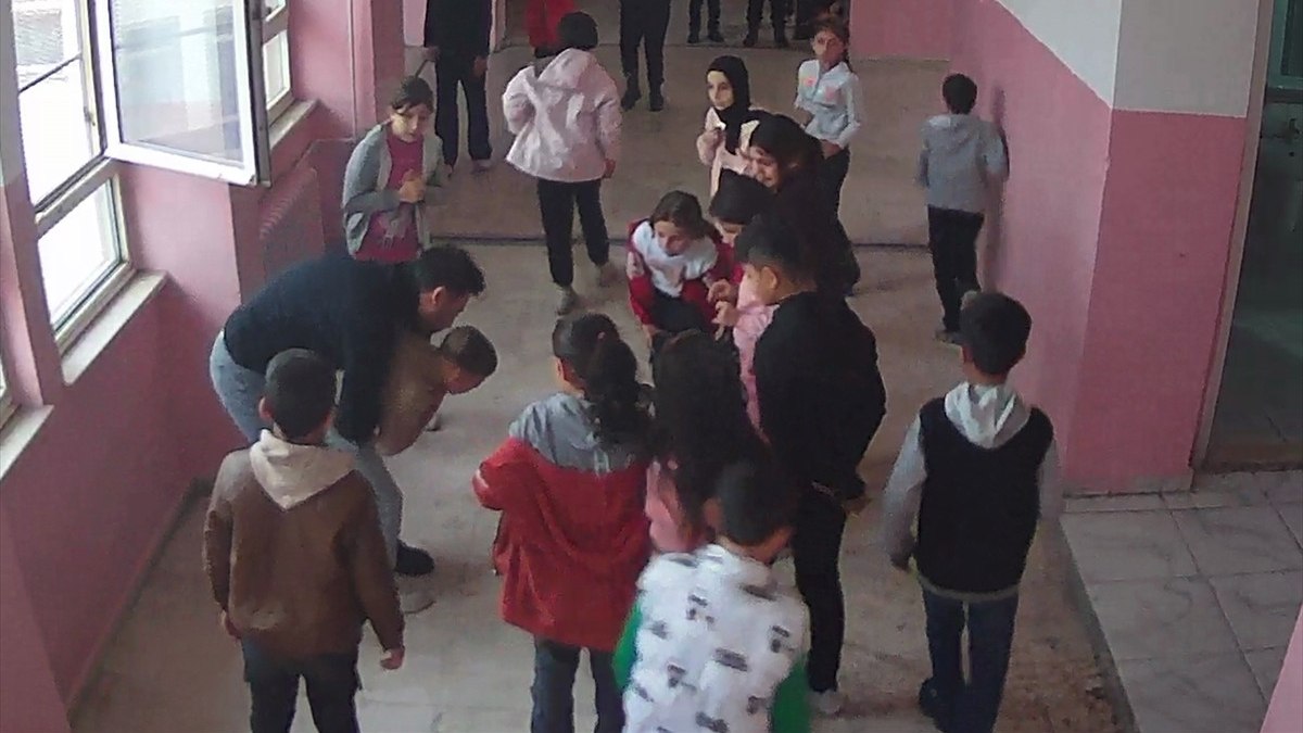 Diyarbakır’da nefes borusuna şeker kaçan öğrencisini Heimlich manevrasıyla kurtardı