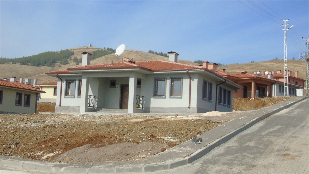 Nurdağı’nda 65 köy evinin anahtarı depremzedelere teslim edildi