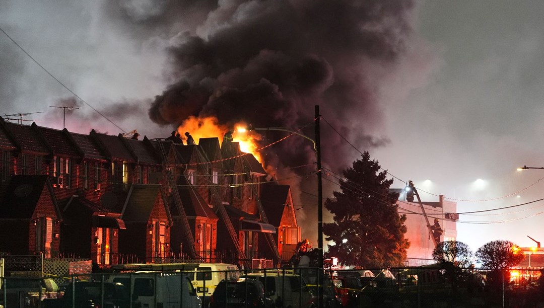 ABD’de bir uçak kazası daha: Tek motorlu uçak alışveriş merkezi yakınına düştü