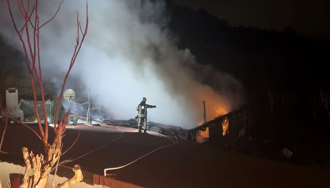 İki katlı evin kazan dairesinde çıkan yangın binayı kül etti
