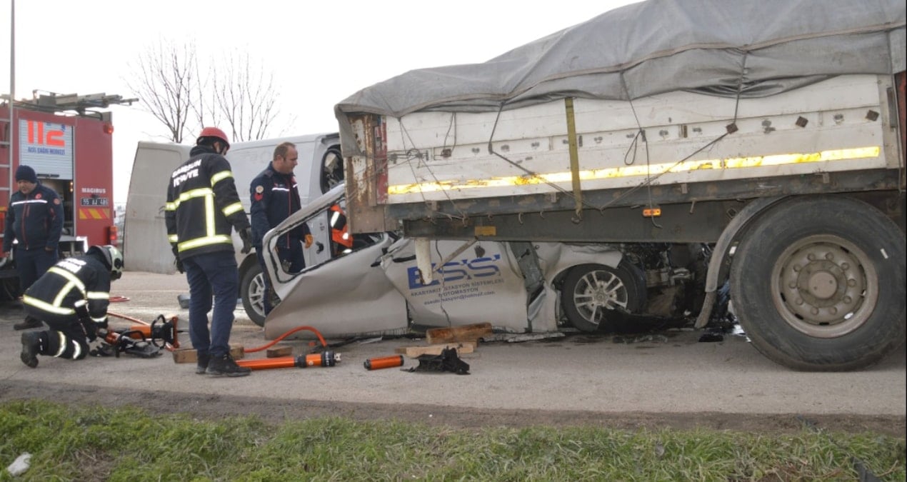 Samsun’da tıra çarpan minibüsteki 1 kişi öldü