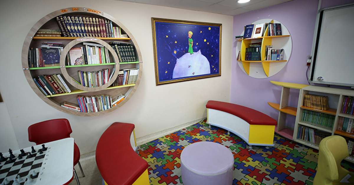 Tatilde memleketlerine gitmek yerine okulun kütüphanesini yenilediler