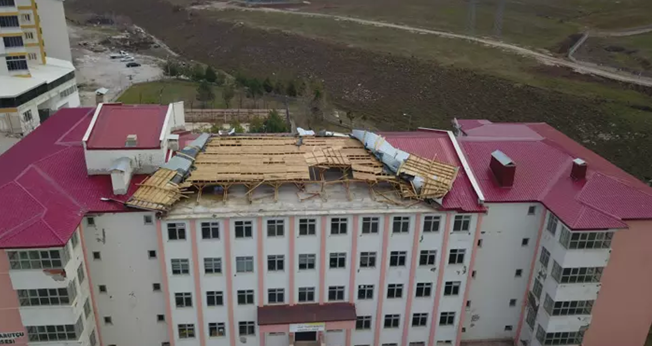 Bitlis’te fırtına! Okulun çatısı uçtu